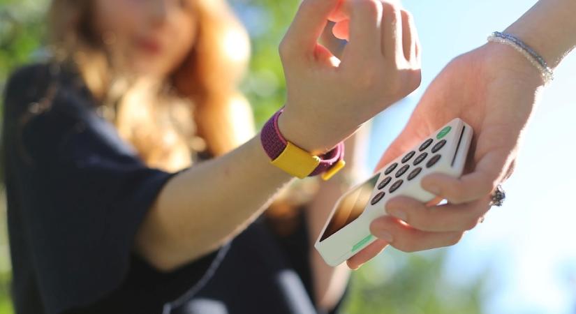 Már nem menő a mobiltárca, új fizetési stílussal támad az egyik magyar bank