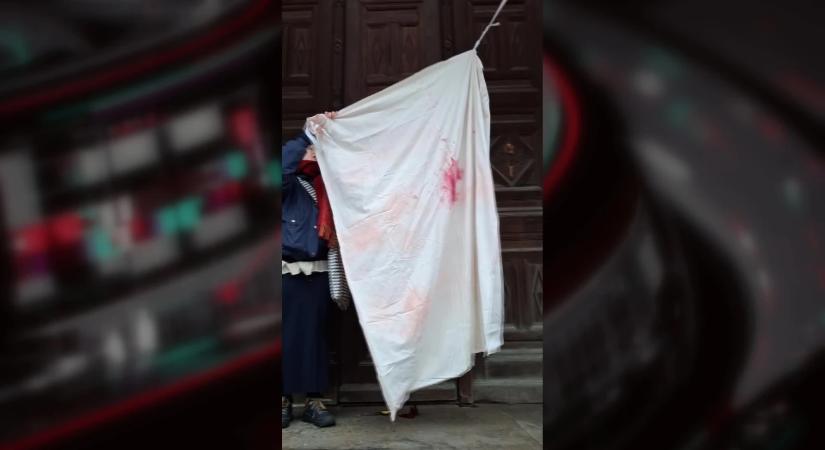 Felmentették a szexuális erőszakkal vádolt hallgatót – véres lepedőkkel álltak ki az áldozat mellett