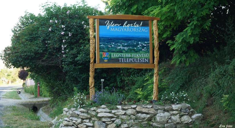 Országos elismerés a kis településnek: Súr nyerte el a Virágos Magyarország fődíját