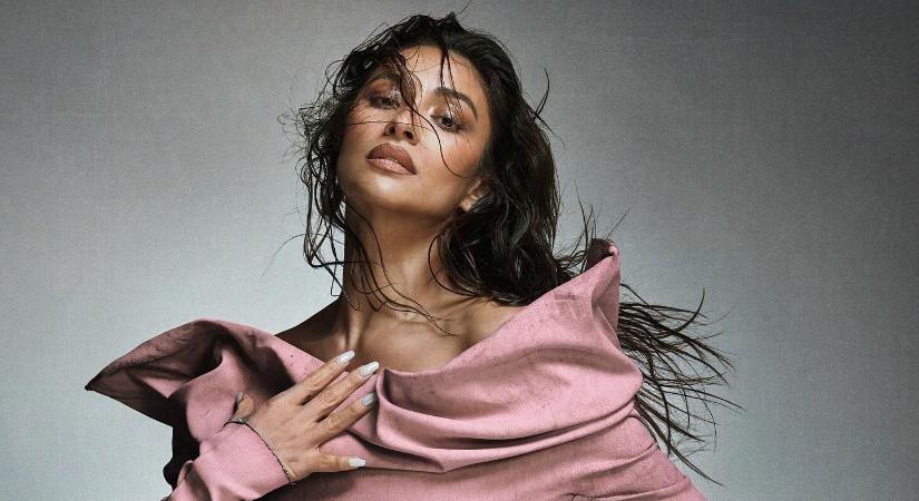 Három és fél magyarországnyi ember követi ezt a gyönyörű színésznőt