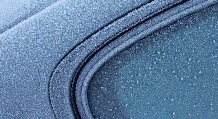 Így védekezhet hatékonyan az autó ablakfagyás ellen