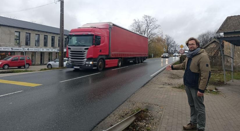 Futás, ha szabad az út! Rettegve kelnek át az úton a gyalogosok a vasi faluban