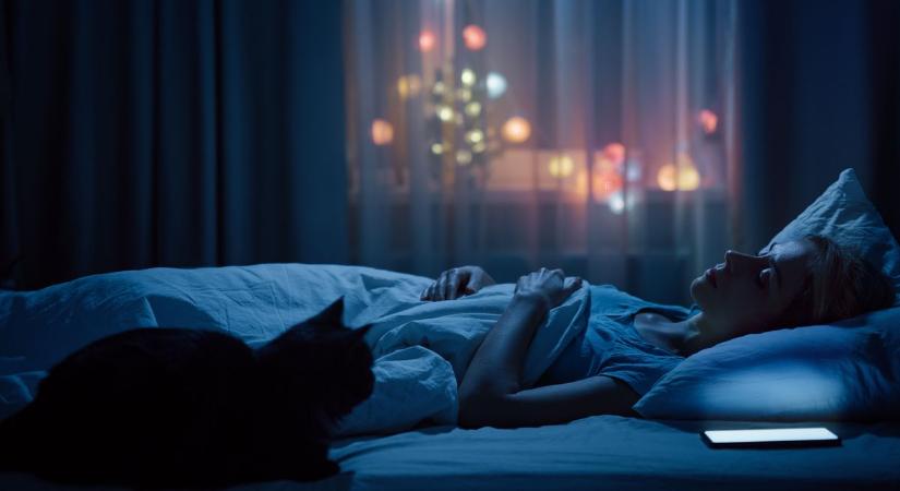 Tényleg felelőtlenség lenémítani a telefont éjszakára? Így gondolkodunk az éjszakai elérhetőségről