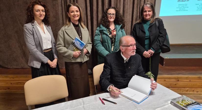 Különleges könyv különleges bemutatója Nyitracsehin