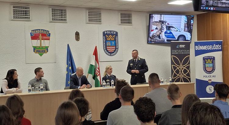 Hóesés, de nem az égből – drogprevenciós előadást tartottak középiskolásoknak a rendőrségen