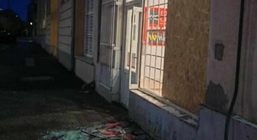 Felrobbant a pénzváltó automata, üvegszilánkok repültek mindenfelé