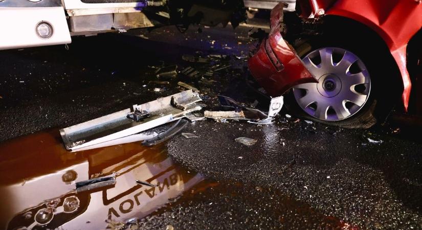 Estére is jutott egy baleset: elrántotta a kormányt a sofőr, egy másik autónak ment