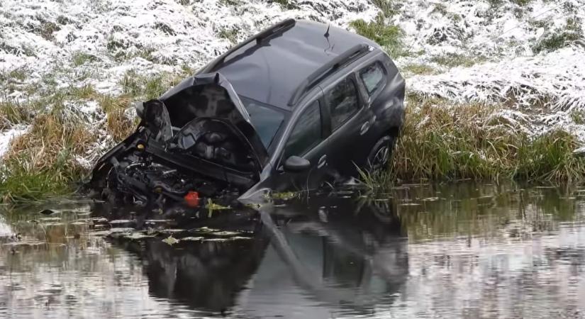 Átszakította a szalagkorlátot, majd a Nyugati-övcsatornába csúszott egy autó – videón a mentés