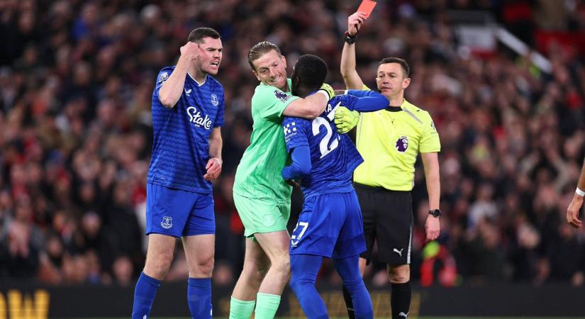 Botrány: Saját csapattársát ütötte arcon a Premier League-játékos, azonnal kiállították - videó