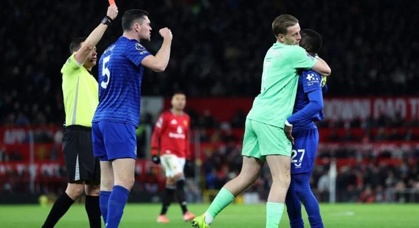 Úgy összeveszett két Everton-játékos a Manchester United elleni meccsen, hogy egyikük piros lapot kapott – videó