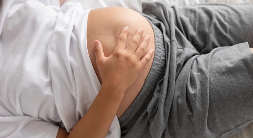 Sokkoló orvosi hiba: Hazaküldték a vajúdó nőt, aki az autóban volt kénytelen megszülni