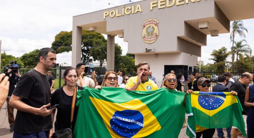 Jair Bolsonaro rendőrségi őrizetben marad