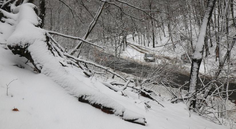 Döbbenetes videó a mátrai ítéletidőről, a merész magyar túrázók a szabadban éjszakáztak