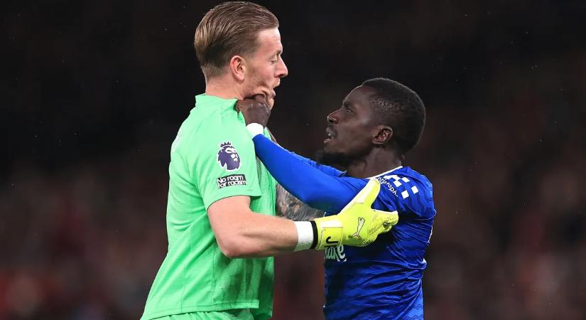 Megpofozta a saját csapattársát az Everton játékosa, kiállították