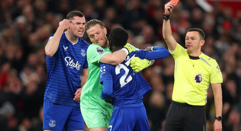 Hihetetlen kiállítás: saját csapattársát vágta arcon, villant a piros – videóval