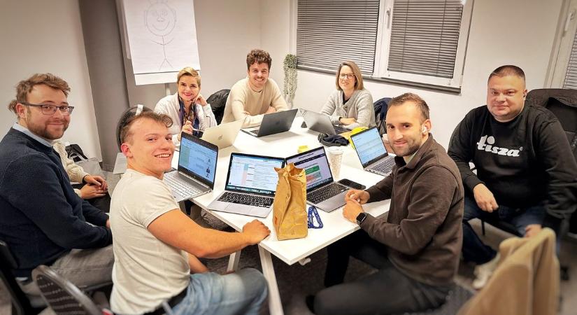 Pártasztalnál bukkant fel a magát korábban „függetlennek” tituláló elemző