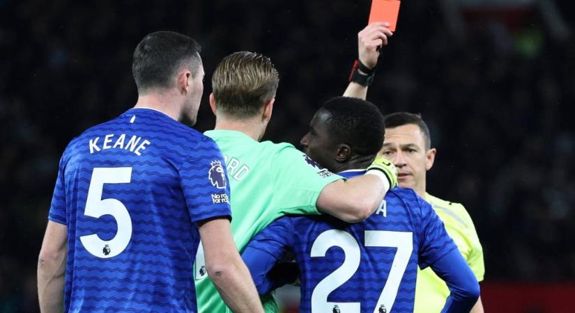 Saját játékostársát pofozta meg, kiállították az Everton játékosát