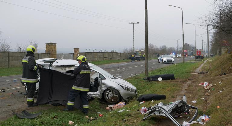 Egy 25 éves nő vesztette életét az aszódi balesetben, a karambolt okozó sofőr kiugrott az autóból, és elmenekült