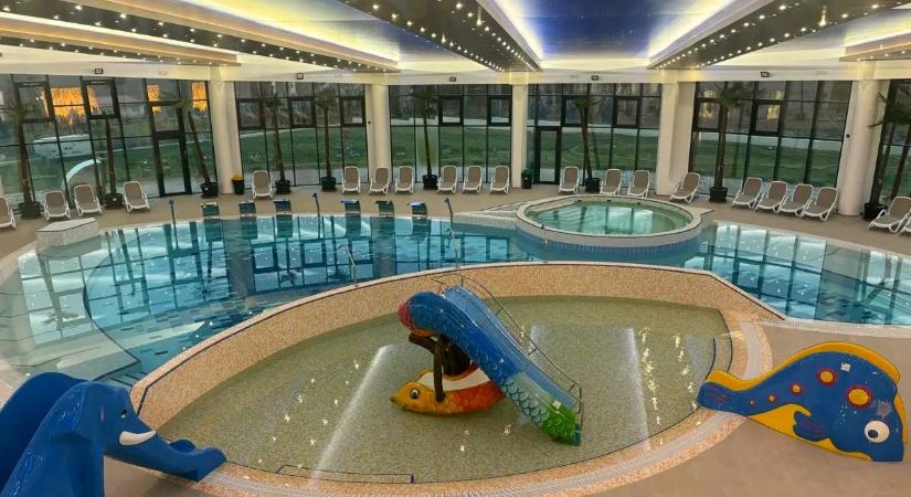 Vadonatúj élményfürdő nyílt a határtól 30 kilométerre egy kisvárosban