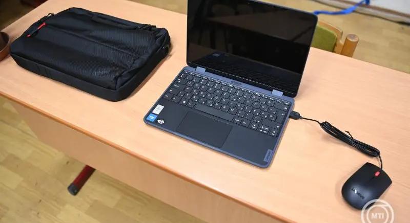 220 laptopot adományozott a 4iG Alapítvány