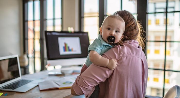 "Nem hirtelen vágtam el a köldökzsinórt" - Hogyan segít a kismama-szövetkezet visszatérni a munka világába?