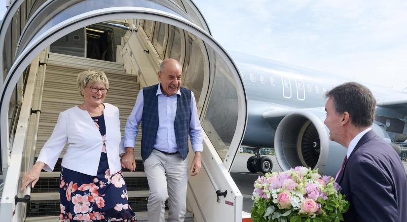 Orbán és Szijjártó módszerét vetette be Sulyok Tamás hivatala, amikor arról kérdeztük, mennyit költöttek az államfő külföldi utazásaira állami pénzből