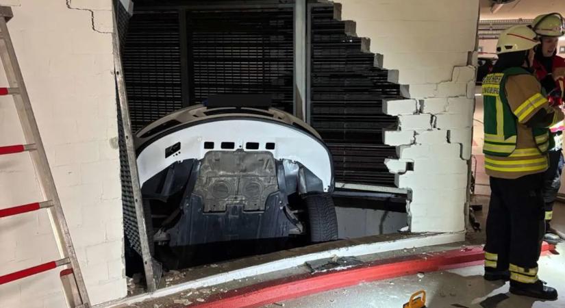Tolatás közben zuhant le a parkolóházban a Porsche a 90 éves sofőrrel