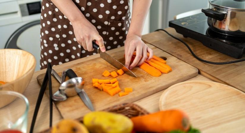 Közel 7 órán át főzött barátainak, majd anyja kidobta az ételt