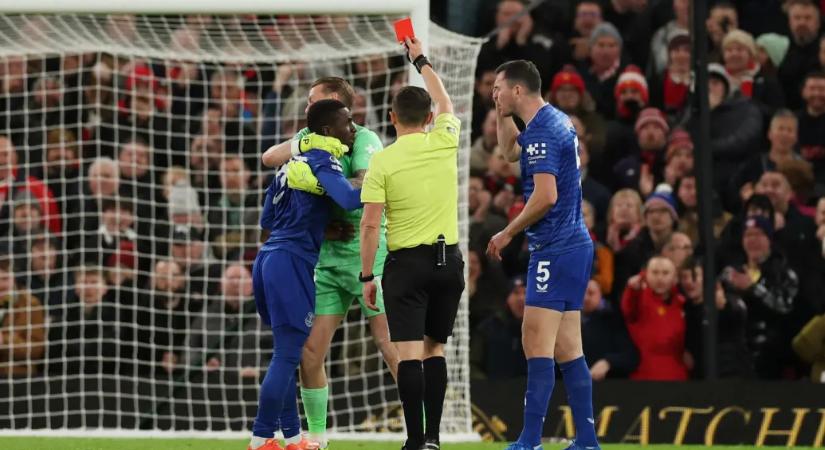 Megütötte a saját csapattársát az Everton futballistája, ami után egyből piros lapot kapott