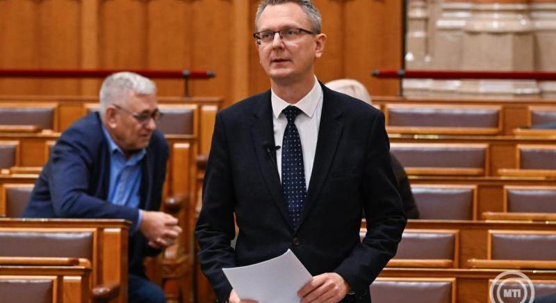 Dajkák, asszisztensek, rendszergazdák: tényleg ennyit ér 40 ezer ember munkája?