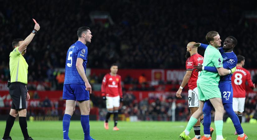 Saját csapattársát pofozta meg az Everton játékosa, rögtön kiállították