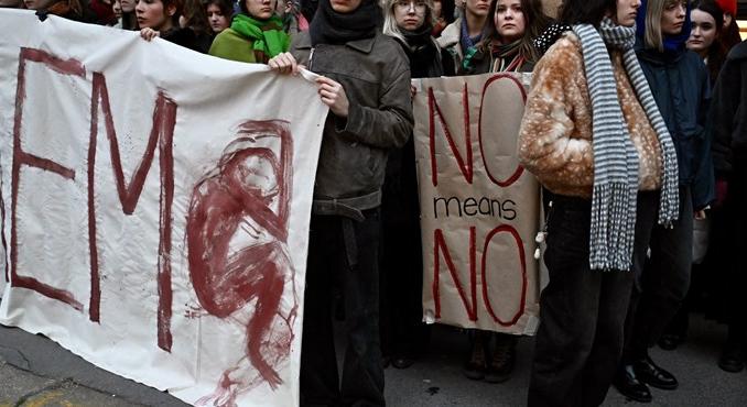 "A hallgatás nem beleegyezés!": véres lepedőkkel, némán tiltakoztak a hallgatók diáktársukért a Magyar Képzőművészeti Egyetemen