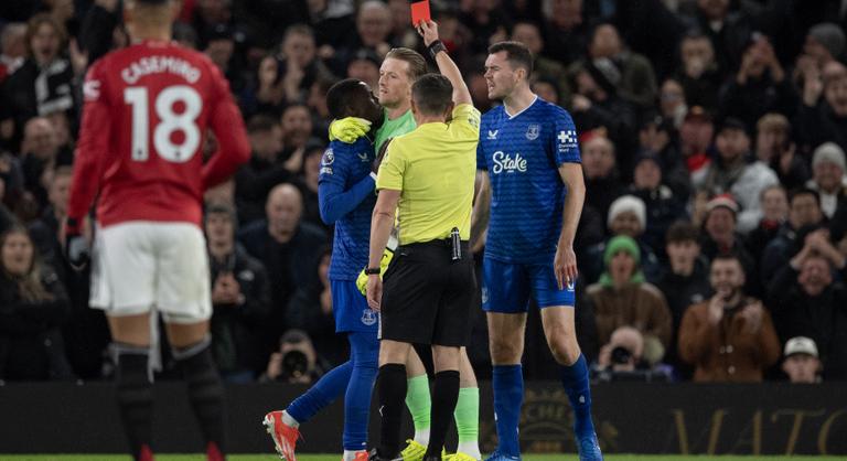 Videón a legszürreálisabb kiállítás: megpofozta játékostársát, villant a piros lap