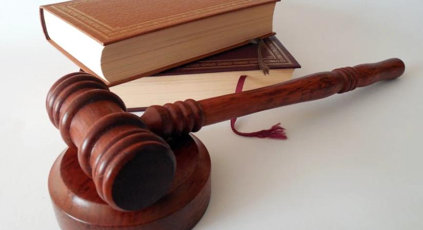 Több száz milliós sikkasztás miatt ítéltek el egy jogászt