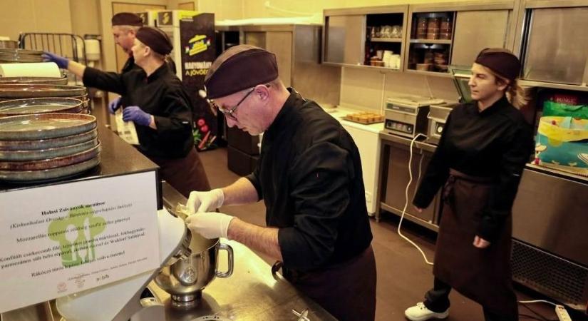 A börtön ablakából nézve is csillog az a séfsapka, bejutottak az országos verseny döntőjébe a halasi börtönszakácsok