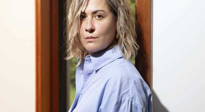 Legalább 70 férfi erőszakolta meg, a férje begyógyszerezte, filmre vette - Lányuk megrázó könyvet írt