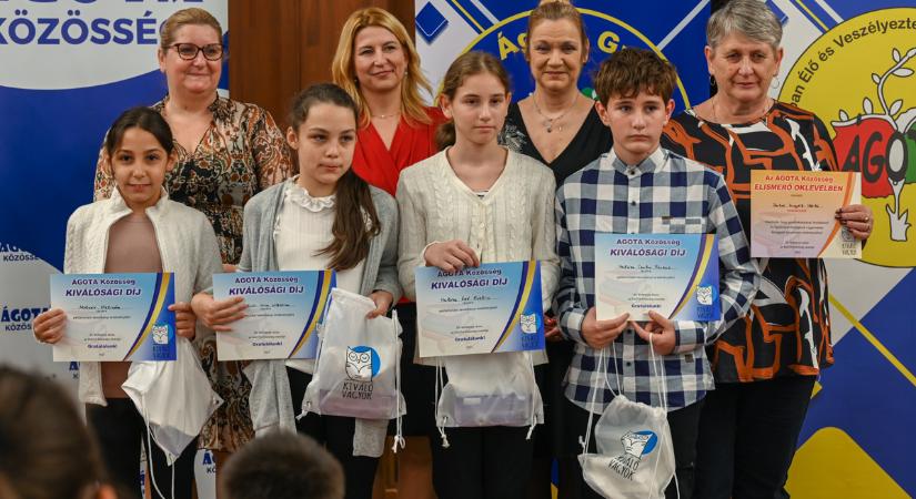 A jól tanuló fiatalokat díjazta ismét az ÁGOTA Közösség