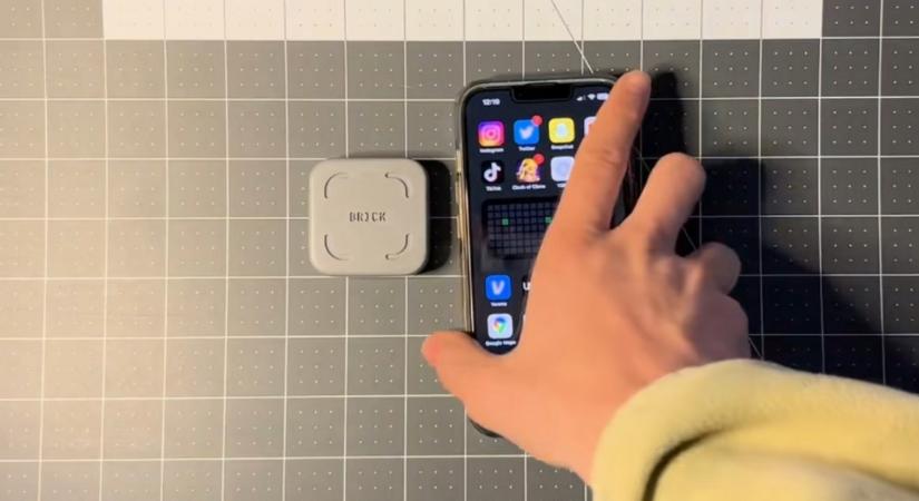 Egy hűtőre ragasztható tégla menthet meg a közösségi média mocskától