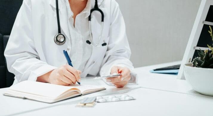 Nagy változás jön az egészségügyben – A háziorvosok hatásköre bővül és akár fogyást segítő gyógyszereket is felírhatnak