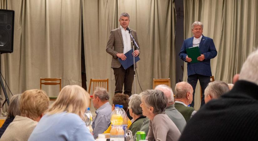 Nagysimonyi: idősek napja és könyvtárnévadó