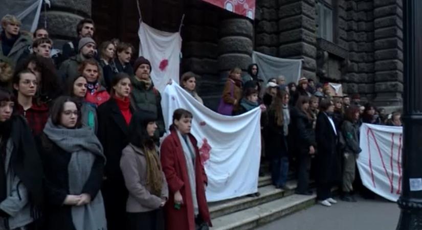 Hiába vallotta be az elkövető az erőszakot, felmentő ítélet született a Képzőn történt ügyben