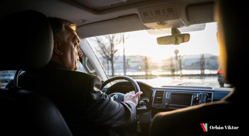 „Brüsszel háborús terveket gyárt, mi itthon munkahelyeket” – újabb nagyberuházást ad át Orbán Viktor