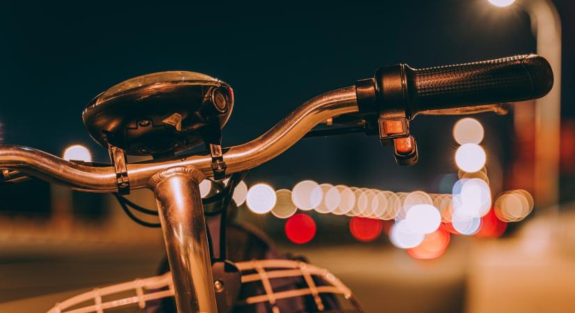 Rányitotta a kamionajtót a kerékpárosra