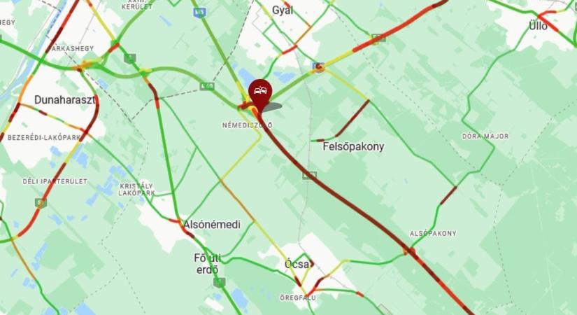 Átszakította a szalagkorlátot egy kamion az M5-ösön, a feltorlódott kocsisorban többen ütköztek