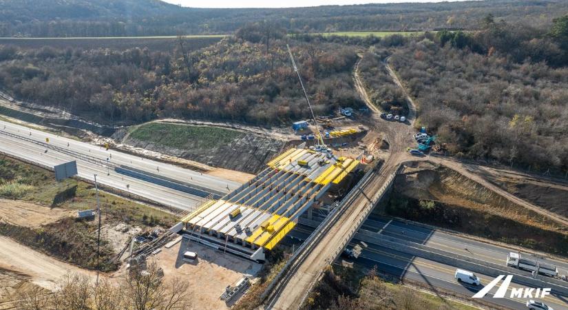 Látványos fotókon a hídépítés az M1-es autópályánál (galéria, videó)