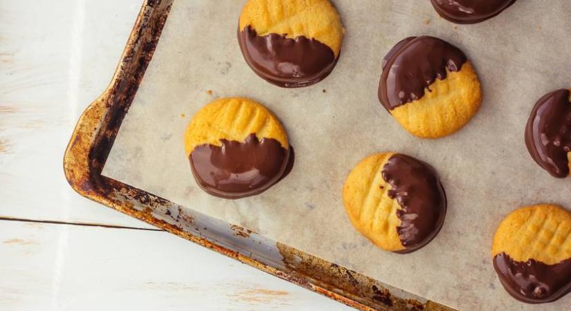 Csokiba mártott skót vajas keksz: az omlós tésztán roppan a borítás