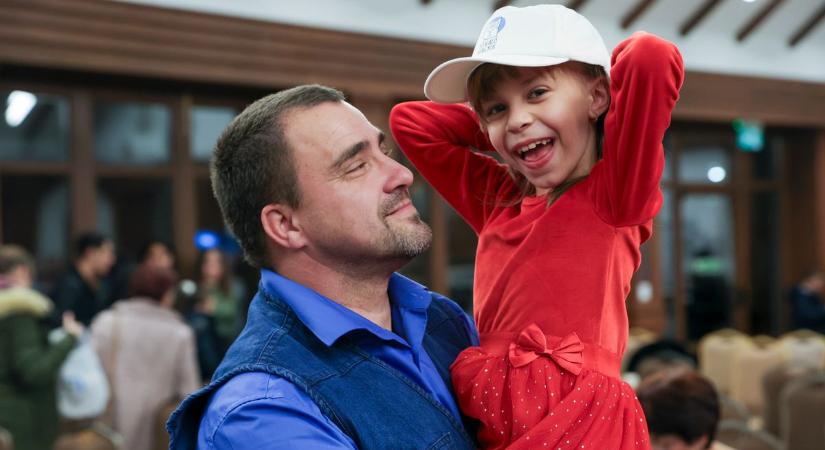 Otthont adni egy családból kiemelt gyermeknek valódi hőstett. Válassza Ön is a nevelőszülői hivatást!