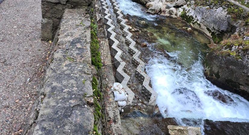 Hallépcsők épültek a Békás-patakon