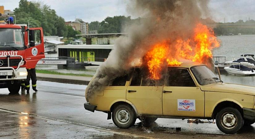 Káosz az M0-son: szakadó esőben kapott lángra egy autó, óriási dugó