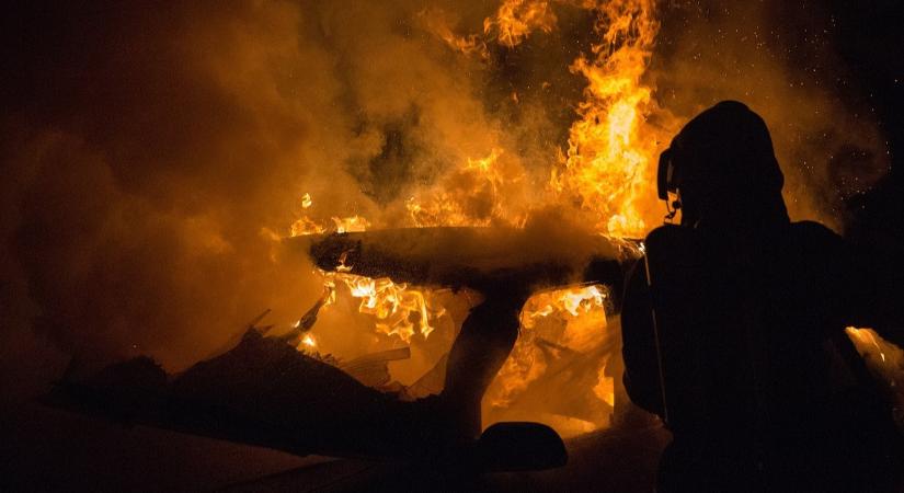 Lángoló kisbusz a szakadó esőben az M0-son